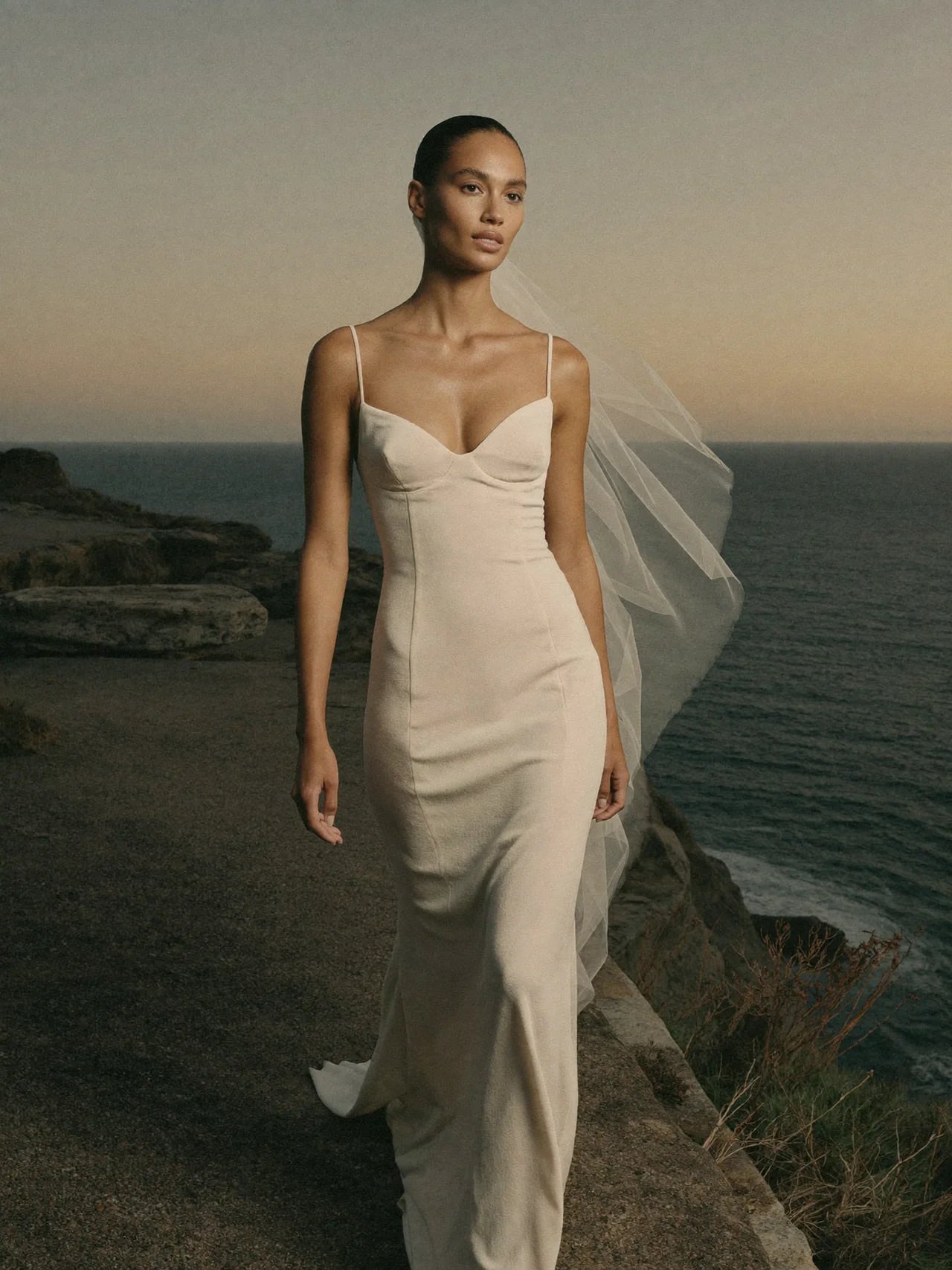 Robe de mariée colonne décolleté cœur – Robe de mariée minimaliste en crêpe | Lovers Isle Bridal