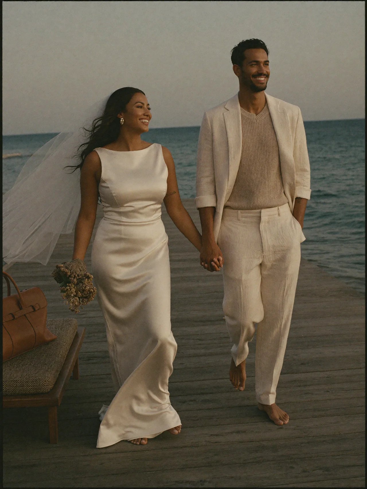 Robe de mariée colonne en satin à col bateau – Robe de mariée minimaliste moderne | Lovers Isle Bridal