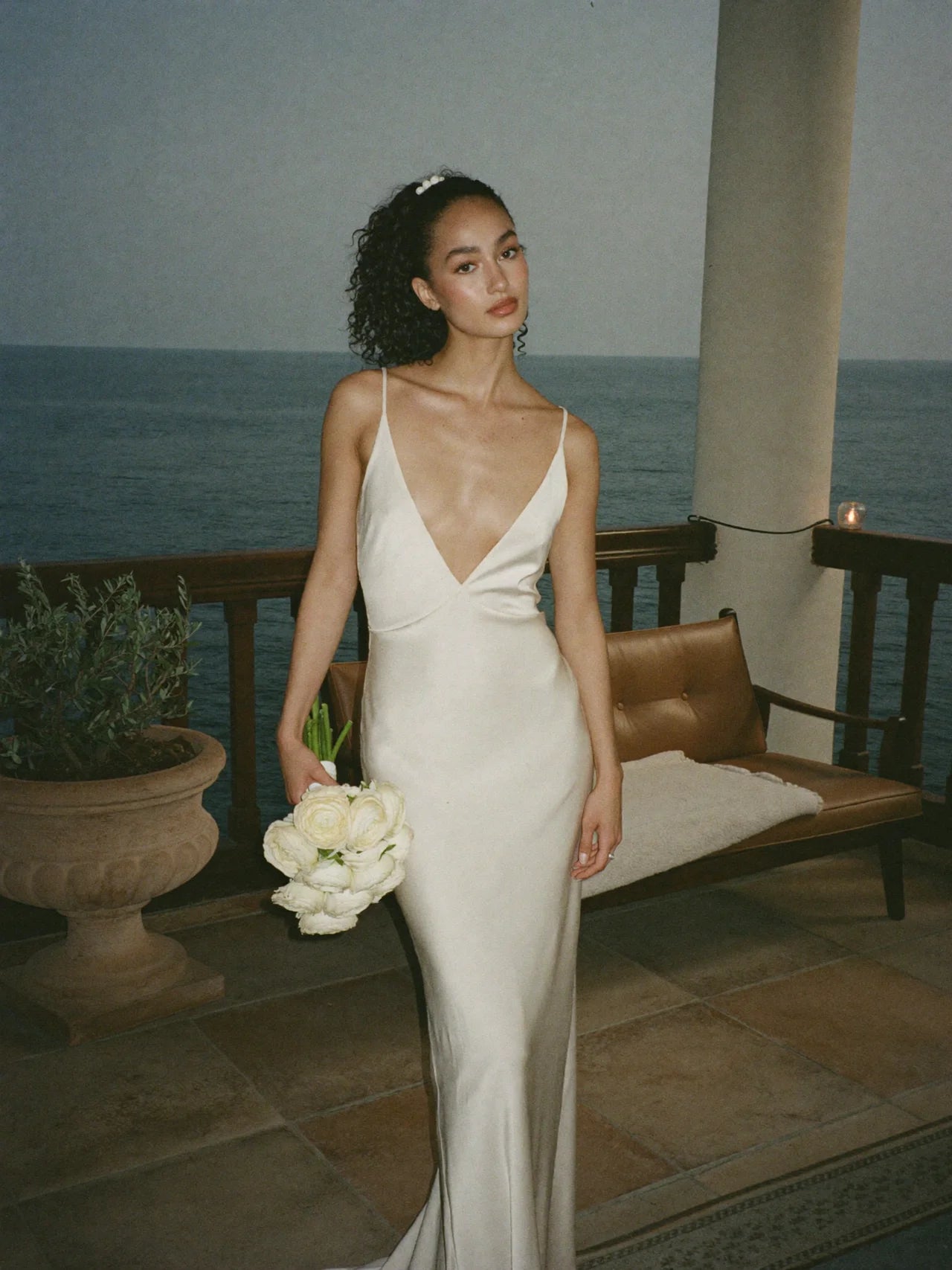 Robe de mariée en soie à décolleté en V profond | Robe de mariée minimaliste | Lovers Isle Bridal