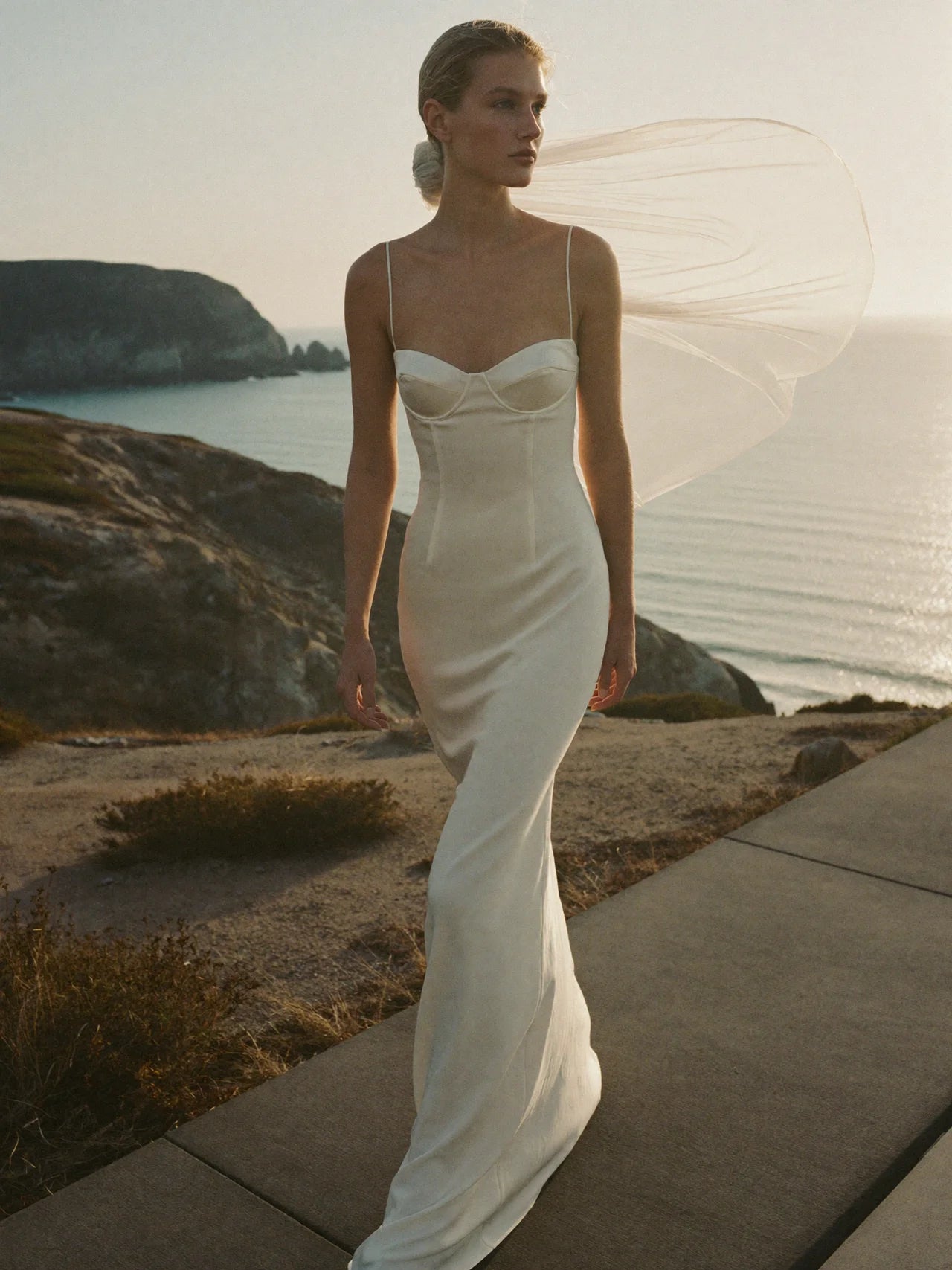 Robe de mariée colonne décolleté cœur – Robe de mariée minimaliste en crêpe | Lovers Isle Bridal