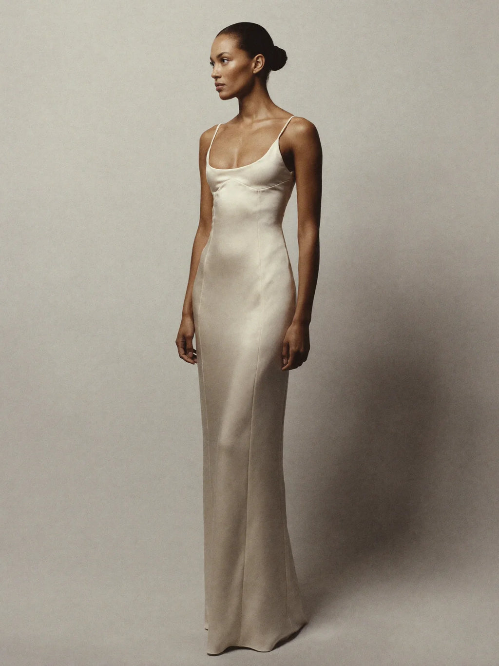 Curved Neckline Princess Seam Wedding Dress – Minimalist Column Bridal Gown