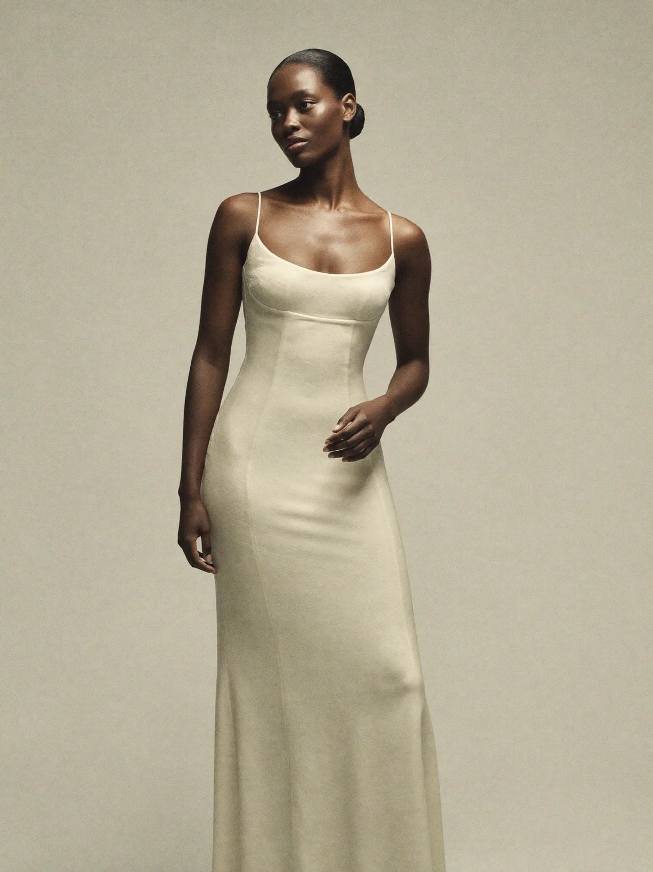 Curved Neckline Princess Seam Wedding Dress – Minimalist Column Bridal Gown
