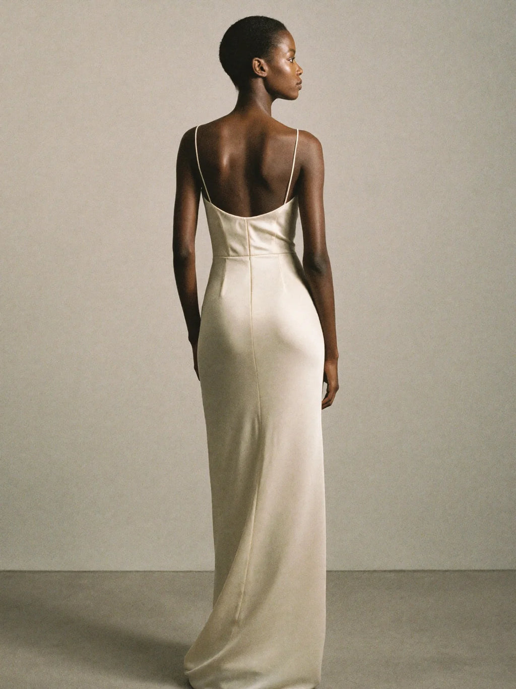 Curved Neckline Princess Seam Wedding Dress – Minimalist Column Bridal Gown